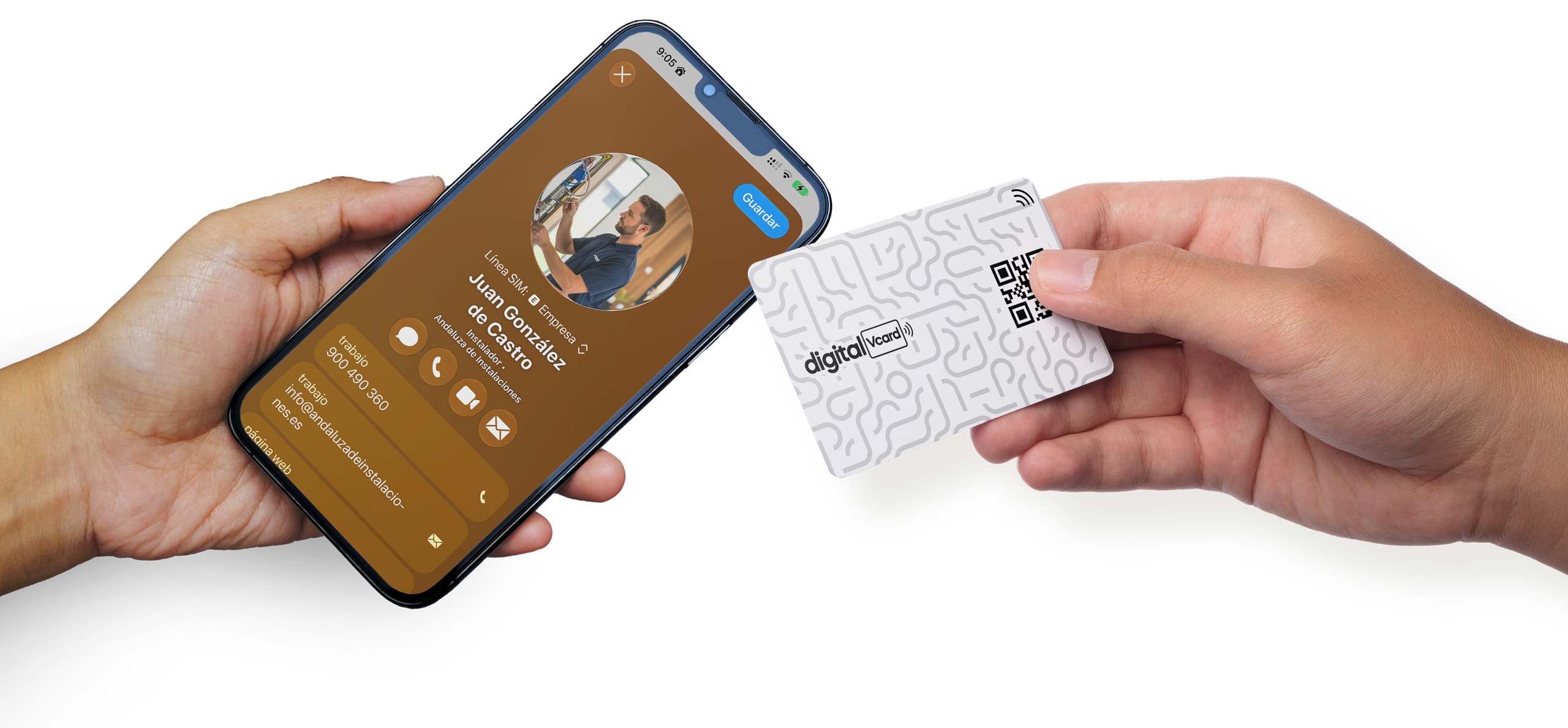 Una mano acerca la tarjeta digitalVCard con su QR a un móvil que muestra el contacto ya guardado en la agenda
