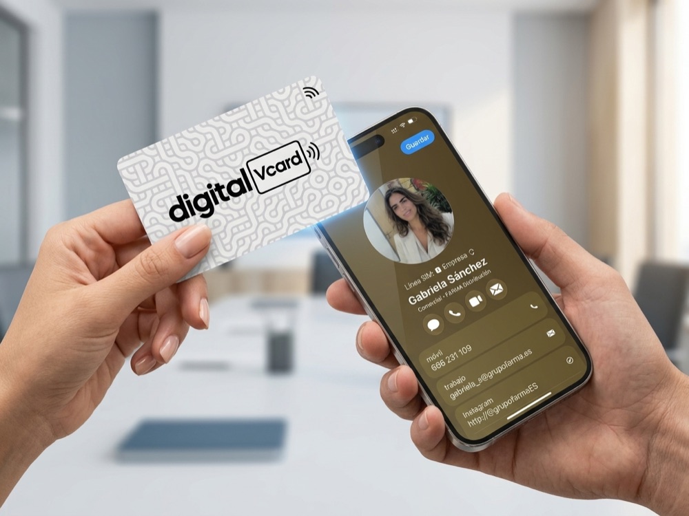 Comercial compartiendo su contacto mientras escanean su tarjeta digitalVCard